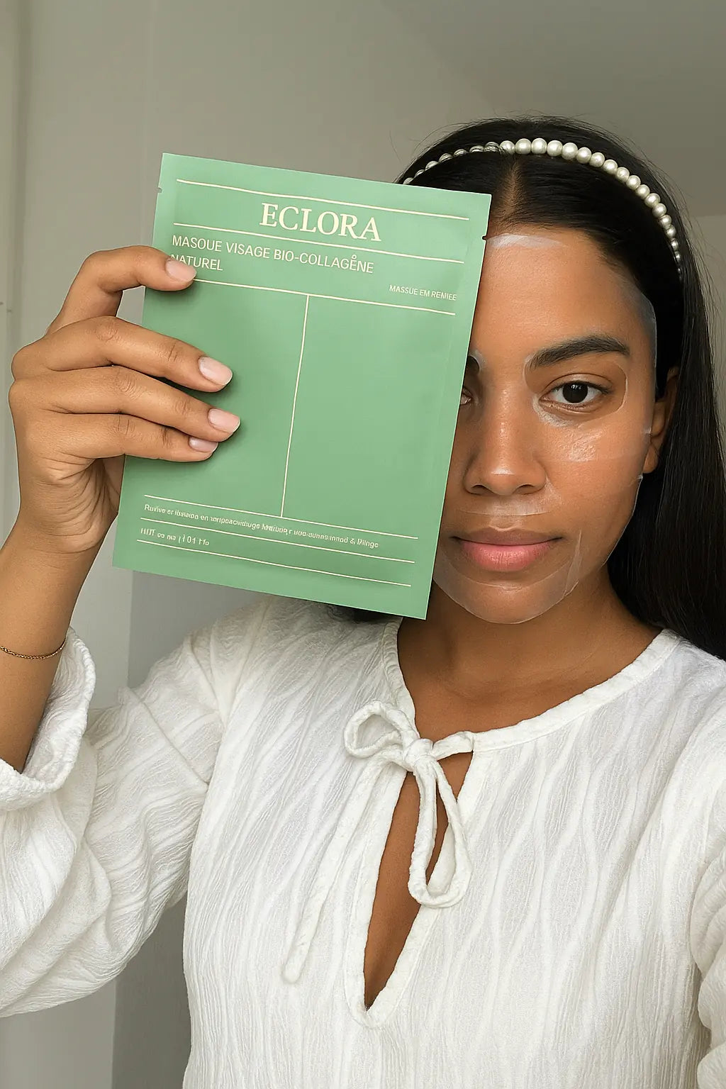 Femme appliquant un masque visage bio-collagène ECLORA à l’aloe vera pour hydrater et lisser la peau. Image